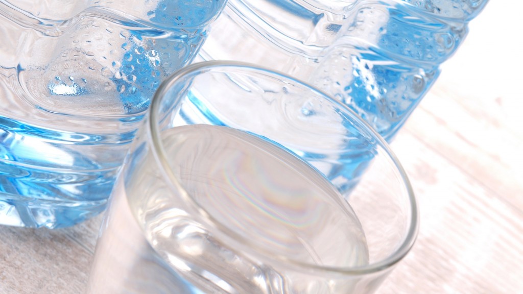 Foto: Wasserflaschen stehen neben einem vollen Glas