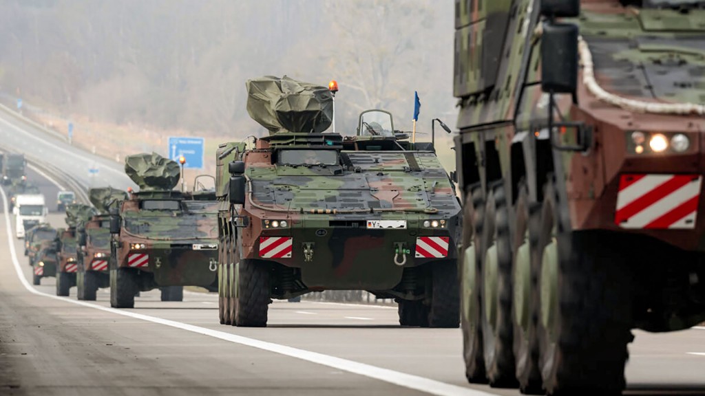 Militärfahrzeuge der Bundeswehr auf einer Autobahn