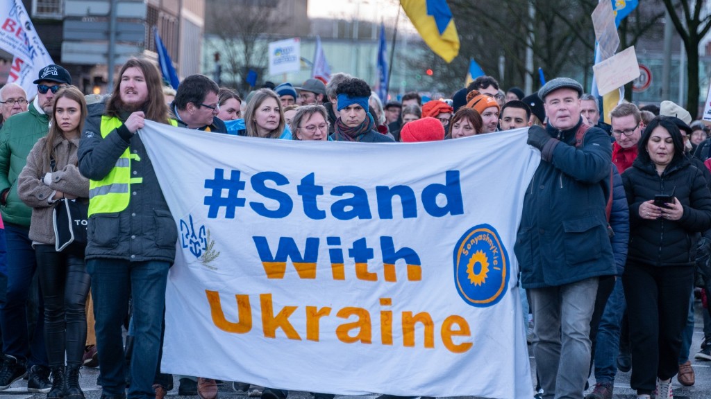 Foto:Transparent auf einer Demo zur ersten Jahrestag des Angriffs auf die Ukraine 