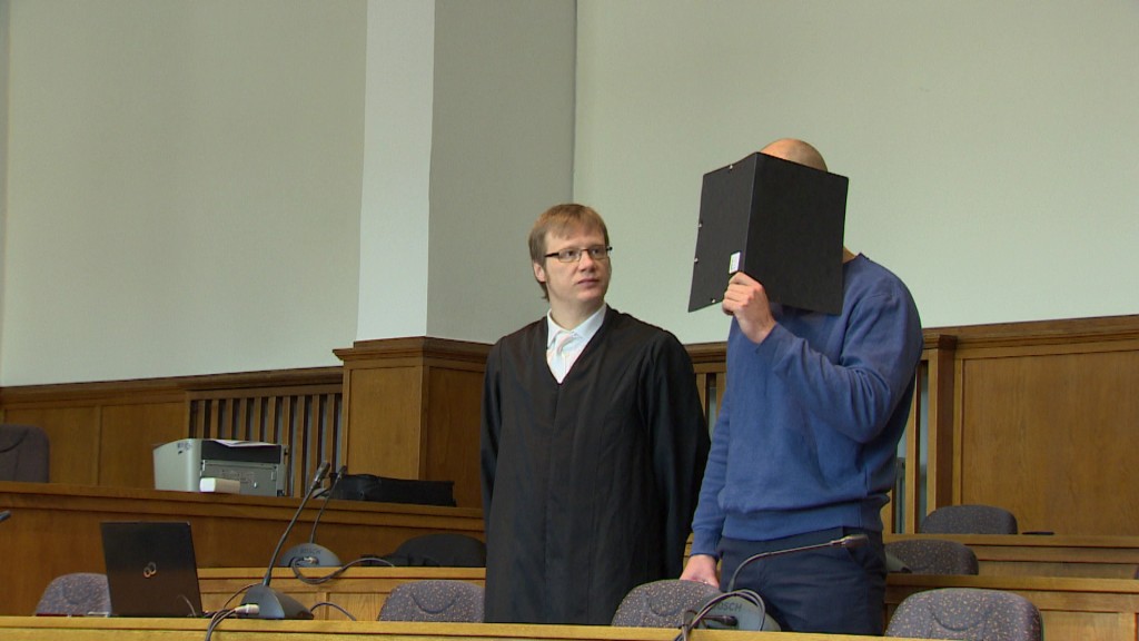 Foto: Ein Angeklagter mit seinem Anwalt im Gerichtssaal