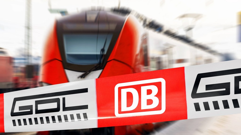 Absperrband mit Logo von DB (Deutsche Bahn) und GDL (Gewerkschaft Deutscher Lokomotivführe) vor einem Zug am Bahnhof.