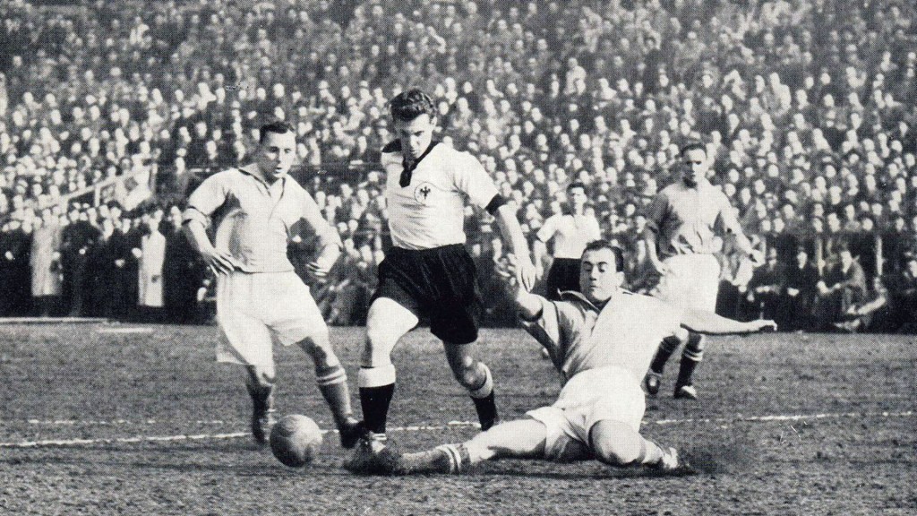 Foto: Schwarz-Weiß Bild vom Fußballspiel
