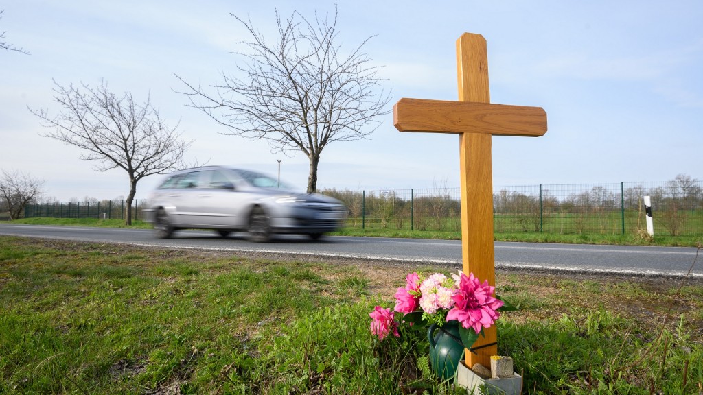 Ein Kreuz zum Gedenken an ein Opfer eines Verkehrsunfalls an einer Landstraße