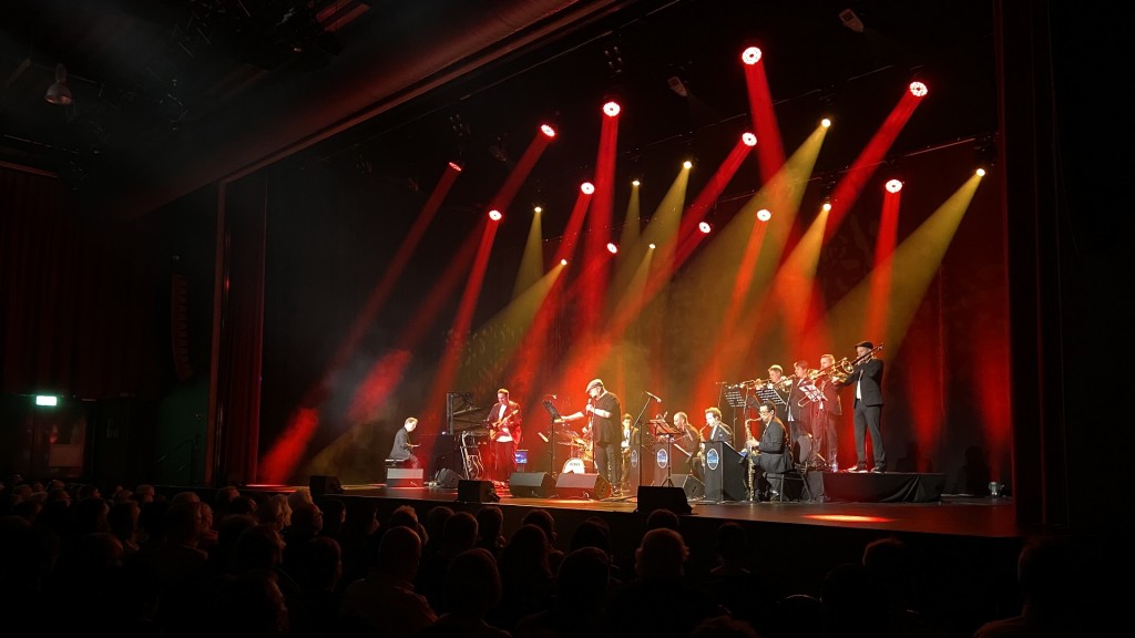 Silent Explosion Orchestra mit Sänger Ian Shaw auf der Bühne in der Gebläsehalle Neunkirchen.