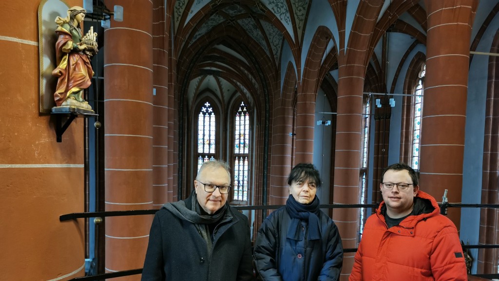 Chorleiter Stefan Klemm, Notenwartin Helene Fuchs und Chorvorsitzender Markus Tröster in der Wendelinusbasilika