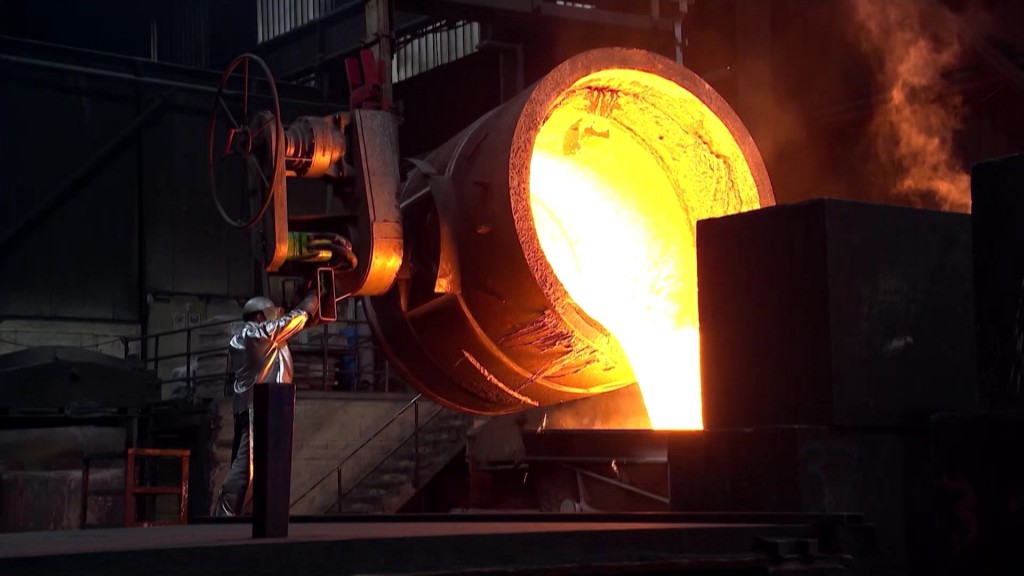 Foto: Stahlarbeiter an einer Maschine