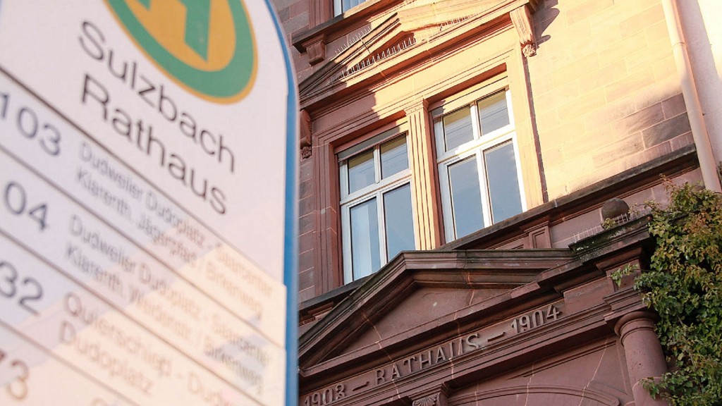 Rathaus Sulzbach mit Bushalteschild