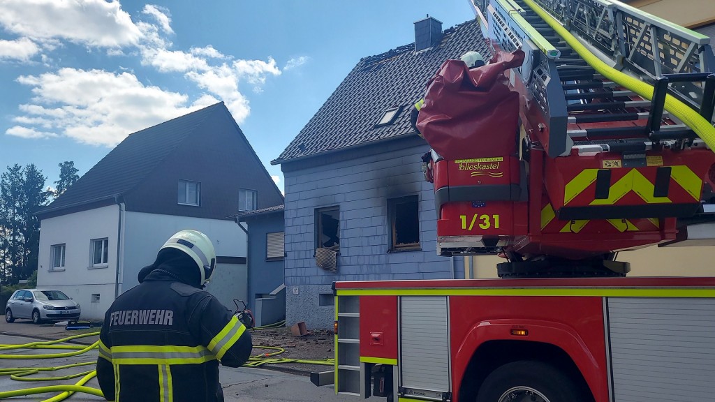 Die Feuerwehr bekämpft einen Brand in einem Wohnhaus in Kirkel-Neuhäusel. 
