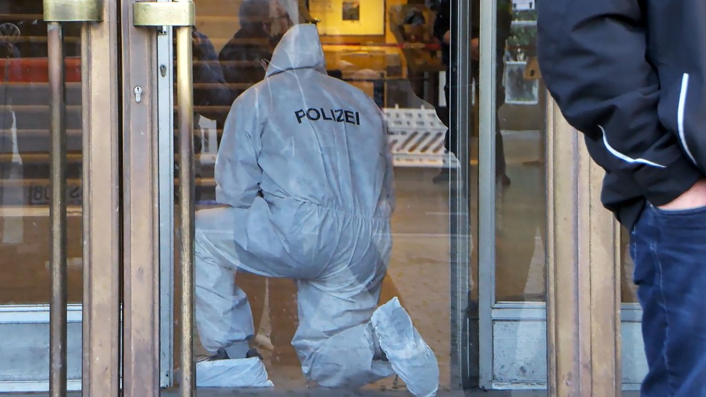 Foto: Ein Mitarbeiter der Spurensicherung der Polizei ist an der Universität in Mannheim im Einsatz nach tödlichen Schüssen auf einen mit einer Machete bewaffneten Mann