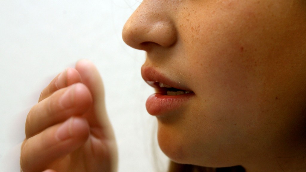 Foto: Illustration: Eine Jugendliche hält ihre Hand beim Husten vor den Mund