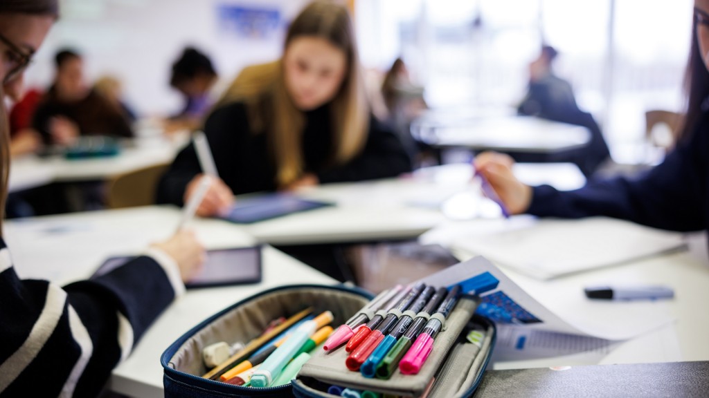 Foto: Bunte Stifte sind in einem aufgeschlagenem Federmäppchen von einer Schülerin sind zu sehen. 