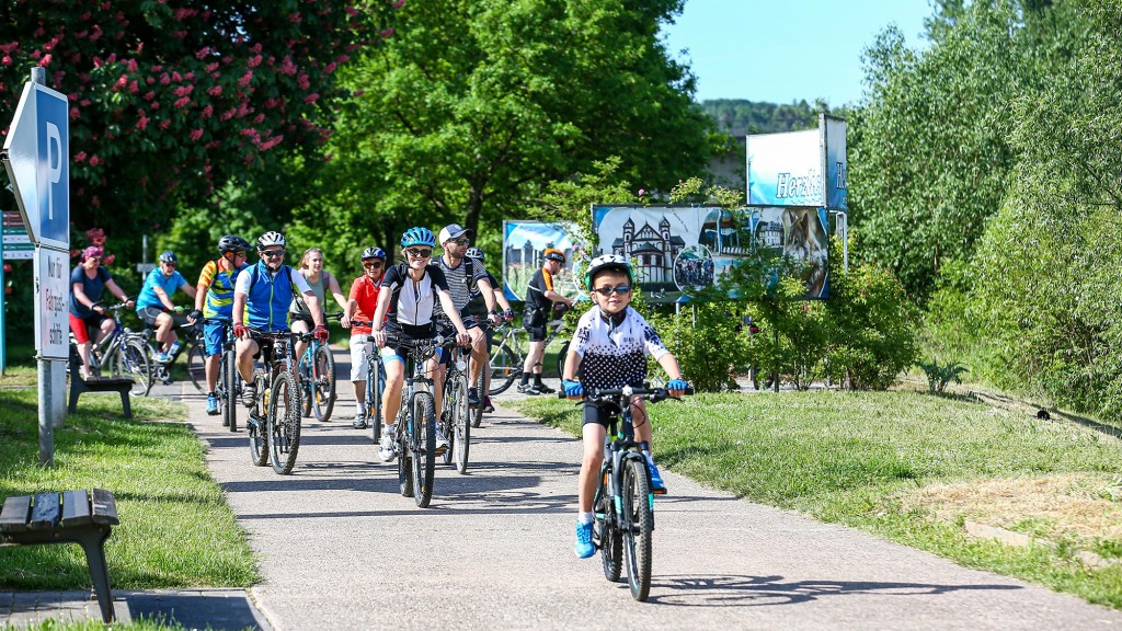 Foto: Radfahrer fahren am Saarufer entlang beim Rad-Event Saarpedal