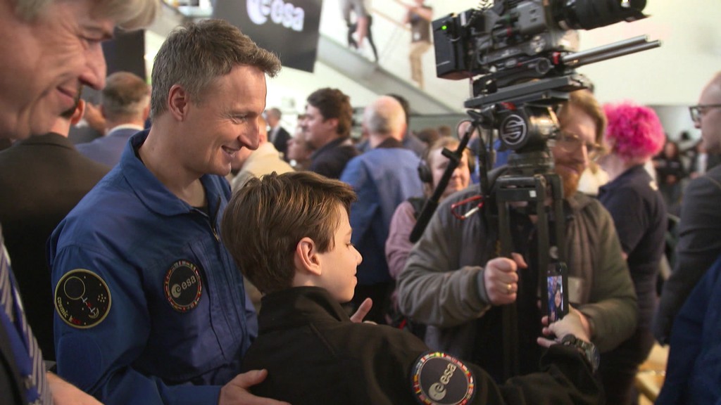 Foto: Astronaut Matthias Maurer mit 13 jährigem Kinderbuchautor