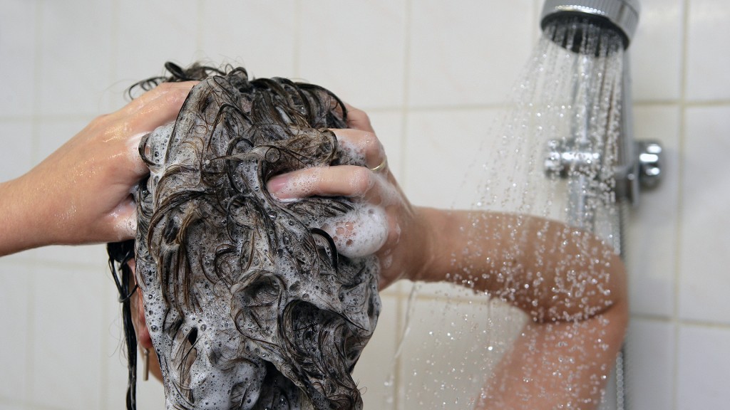 Eine Frau wäscht sich unter der Dusche die Haare.