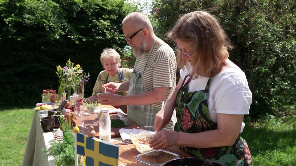 Foto: Ein Mann und zwei Frauen bereiten ein Schwedisches Buffet zu.
