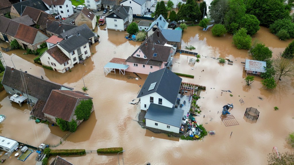 In der Gegend um Blieskastel stehen am Samstag, 18.05.2024, zahlreiche Häuser unter Wasser.