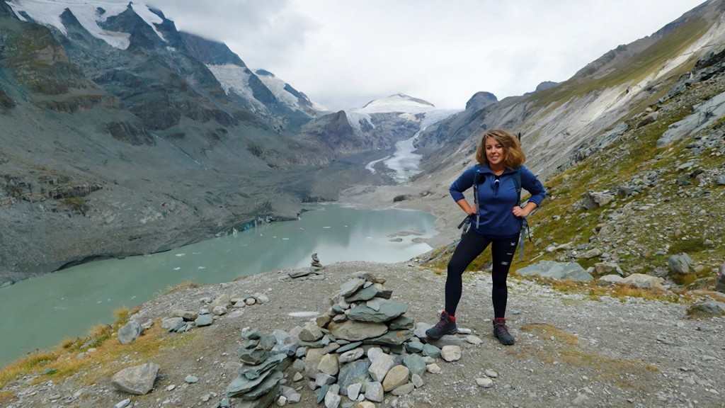 Foto: Simin Sadeghi an einem Gletschersee
