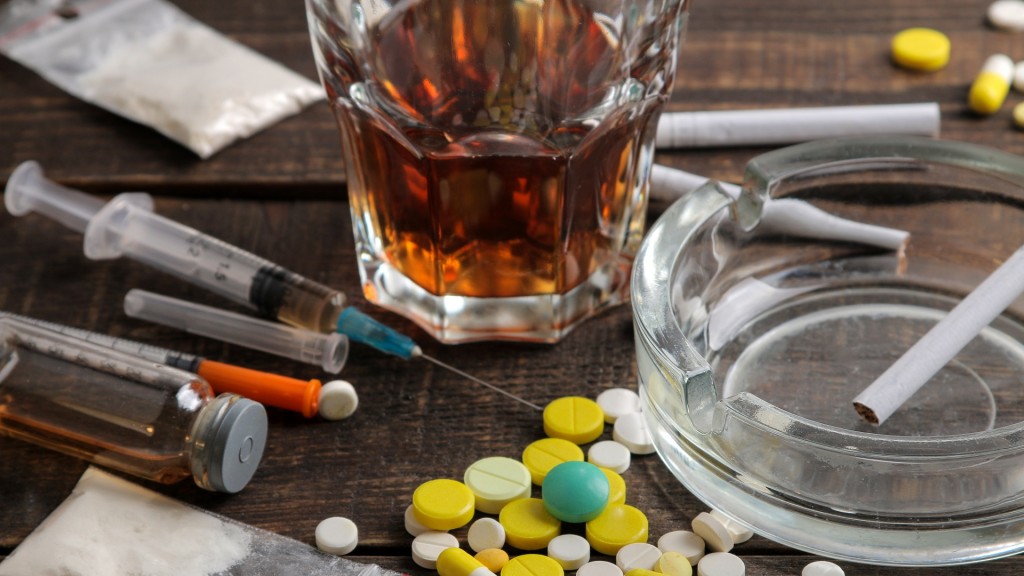 Foto: Drogen. Verschiedene Drogen liegen auf einem Tisch.