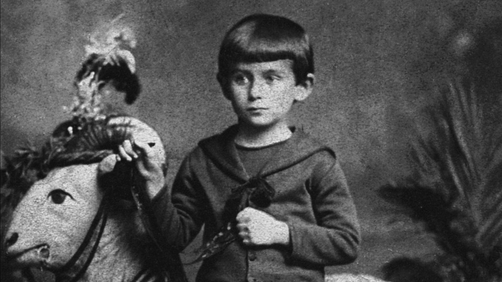 Franz Kafka steht als Kind vor einem Spielzeug (1888).