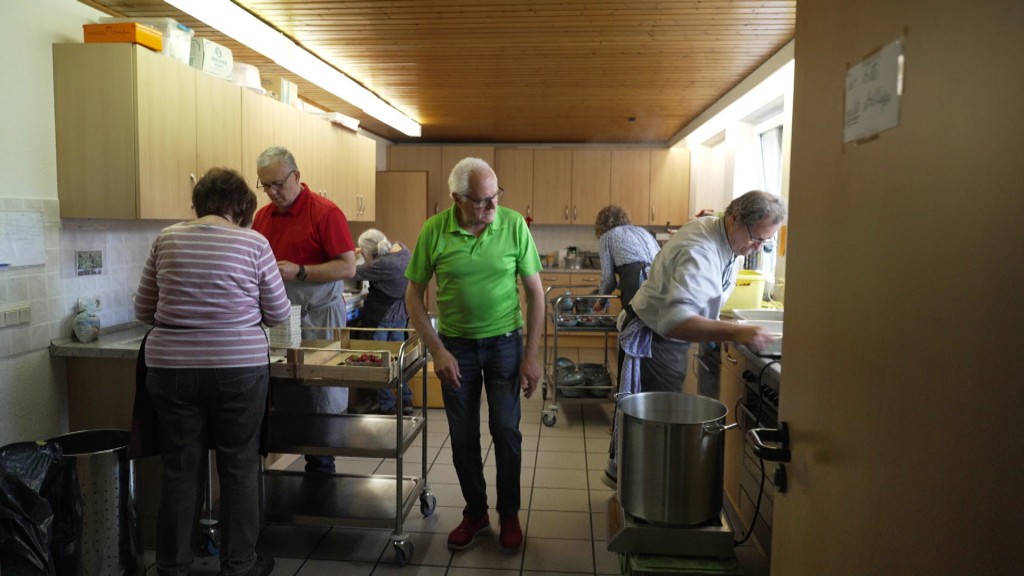 Foto: Ehrenamtliche kochen in der Freitagsküche