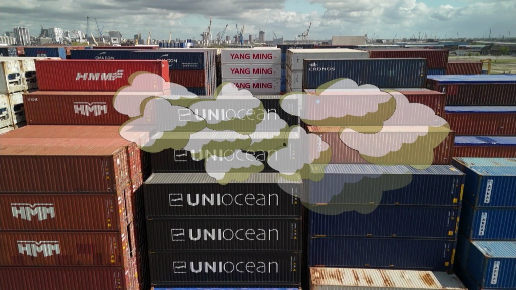 Foto: Gaswolken über zahlreichen Containern