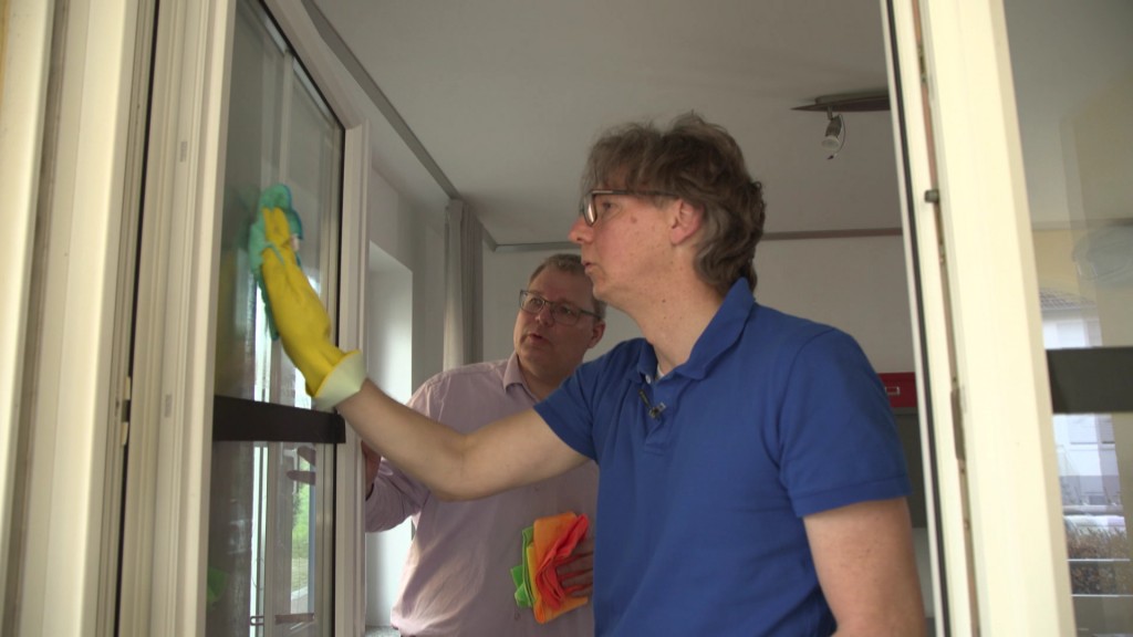 Foto: Zwei Männer bei der Fensterreinigung