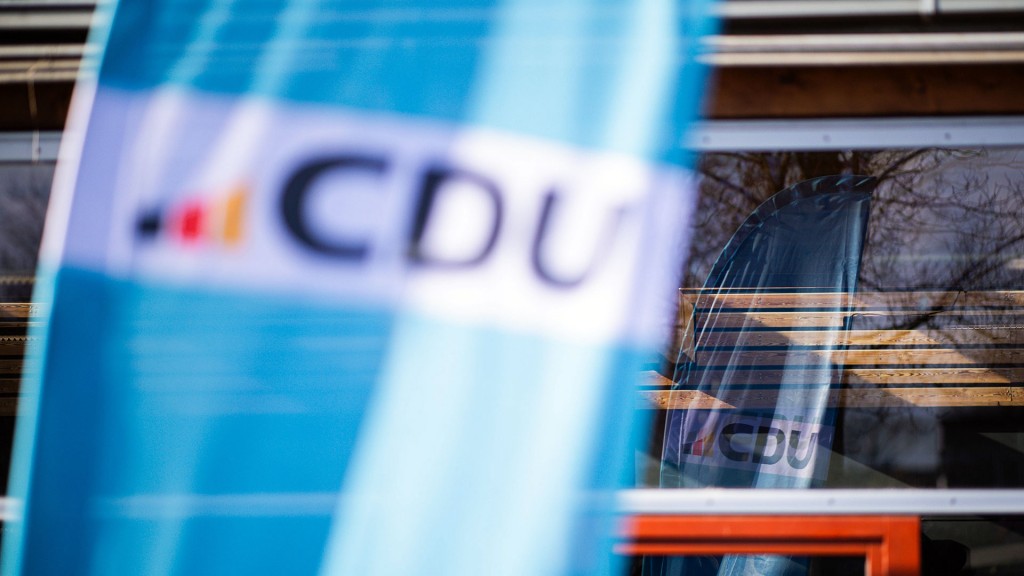 Foto: Fahne der CDU weht vor einem Gebäude