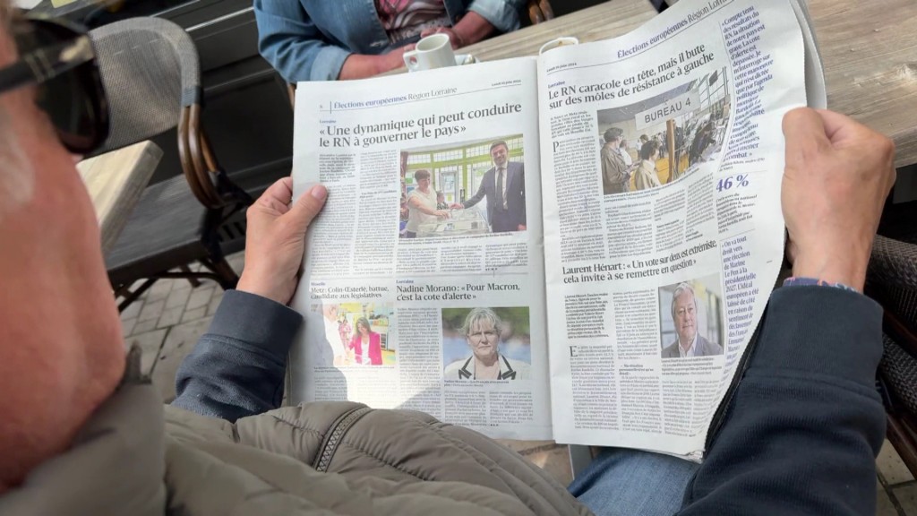 Foto: Mann liest französische Zeitung