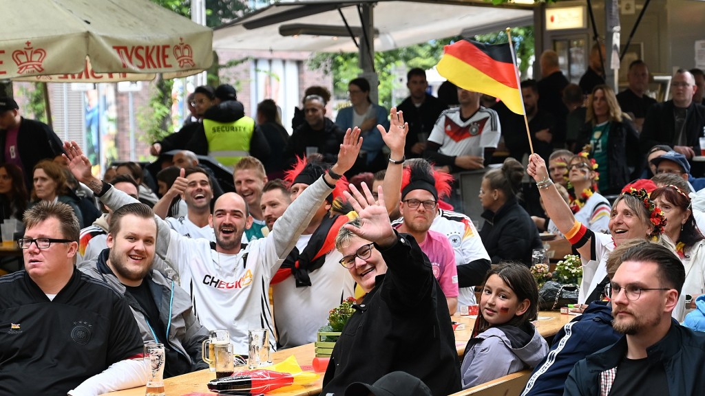 Deutsche Fans schauen gemeinsam ein Fußballspiel