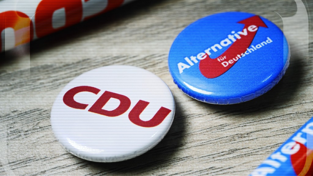 Partei-Anstecker mit Logos von CDU und AfD