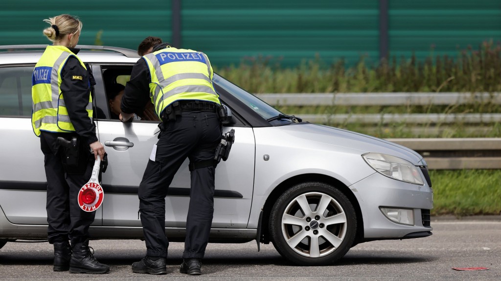  Polizisten kontrollieren Fahrzeuginsassen
