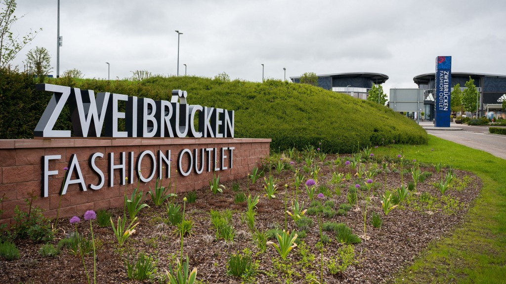 Der Schriftzug an der Einfahrt zum Fashion Outlet Zweibrücken