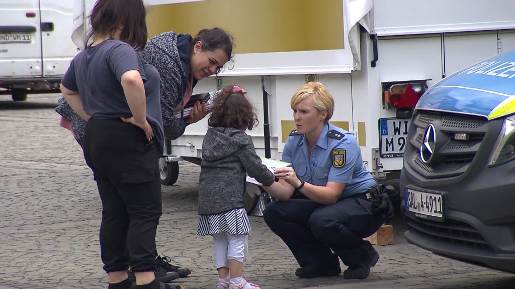 Foto: Eine Polizistin mit einem Kind