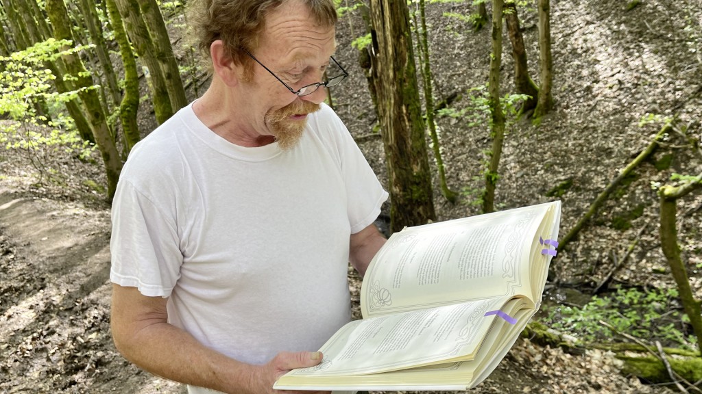 Guido Geisen liest aus einem der Sagenbücher bei der Tour durch den Urwald vor den Toren der Stadt Saarbrücken
