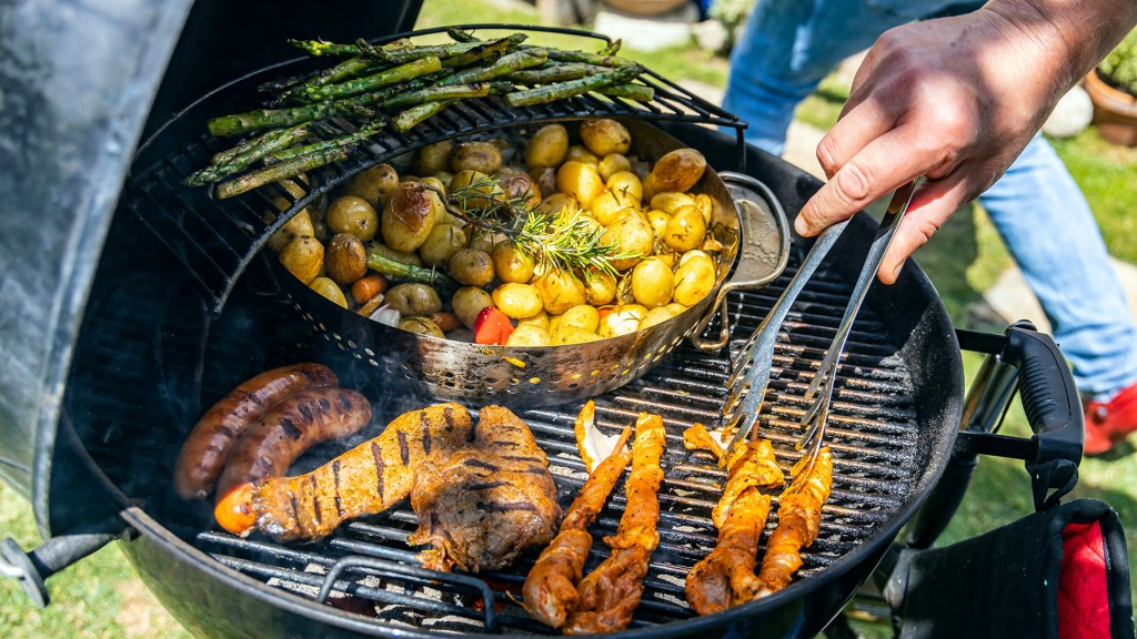 Grillgut auf einem Kugelgrill