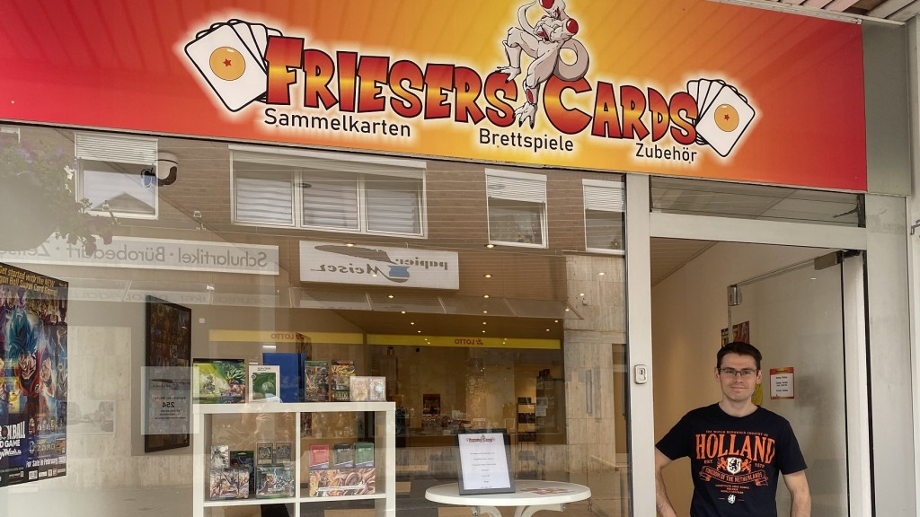 Patrick Fries vor seinem Geschäft für Kartenspiele in Dudweiler