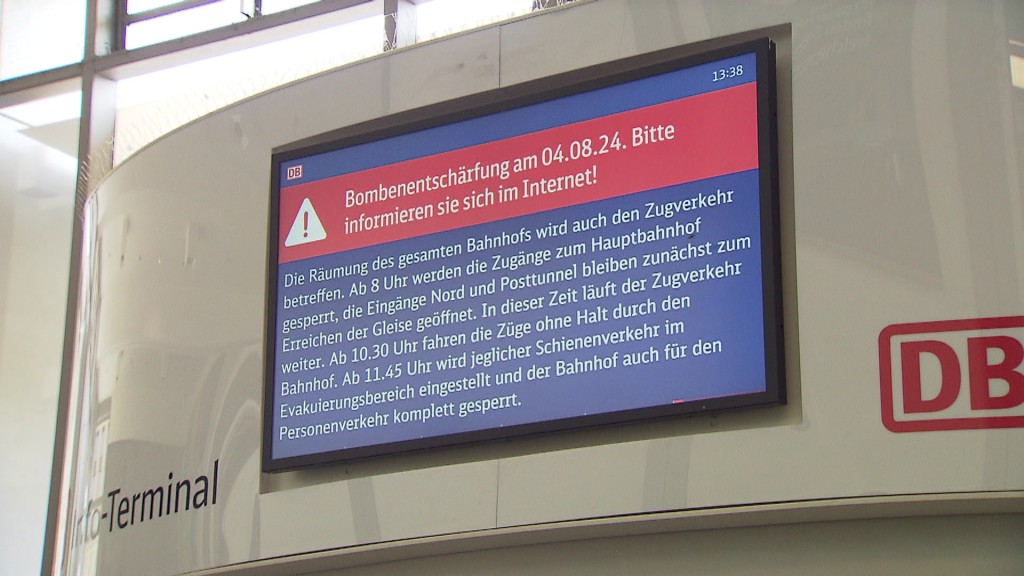 Foto: Anzeigetafel im Bahnhof mit Information wegen Bombenentschärfung