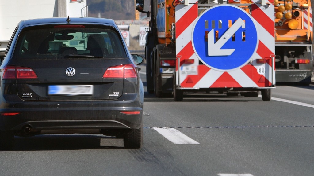 Baustelle auf einer Autobahn mit Fahrbahnverengung