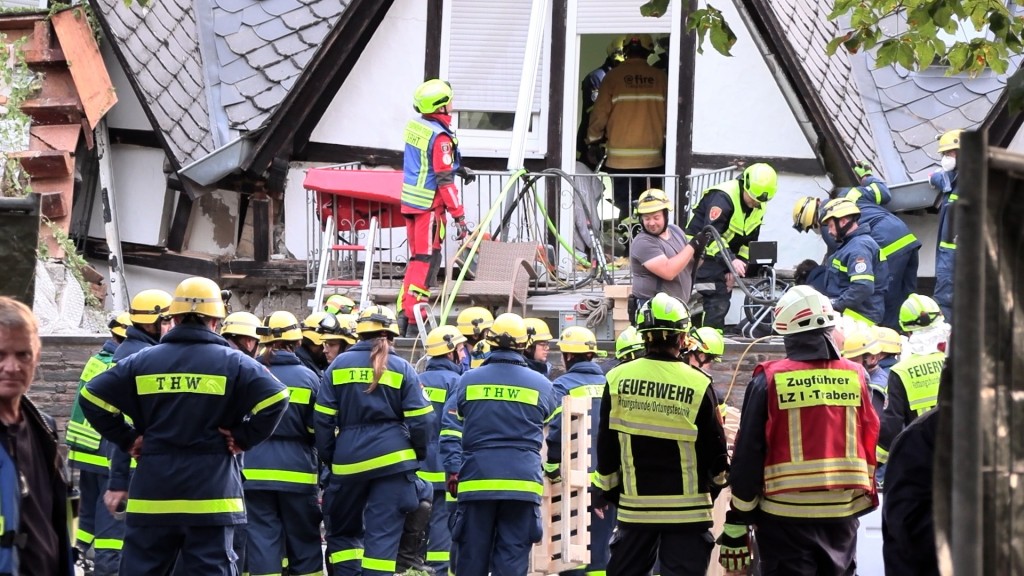 Hoteleinsturz in Kröv. Rettungskräfte der Feuerwehr und des THW im Einsatz.