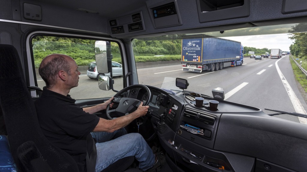 Foto: Berufskraftfahrer in seinem LKW 