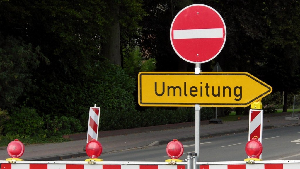 Verkehrsschilder. Umleitung und Einfahrt verboten an einer Absperrung