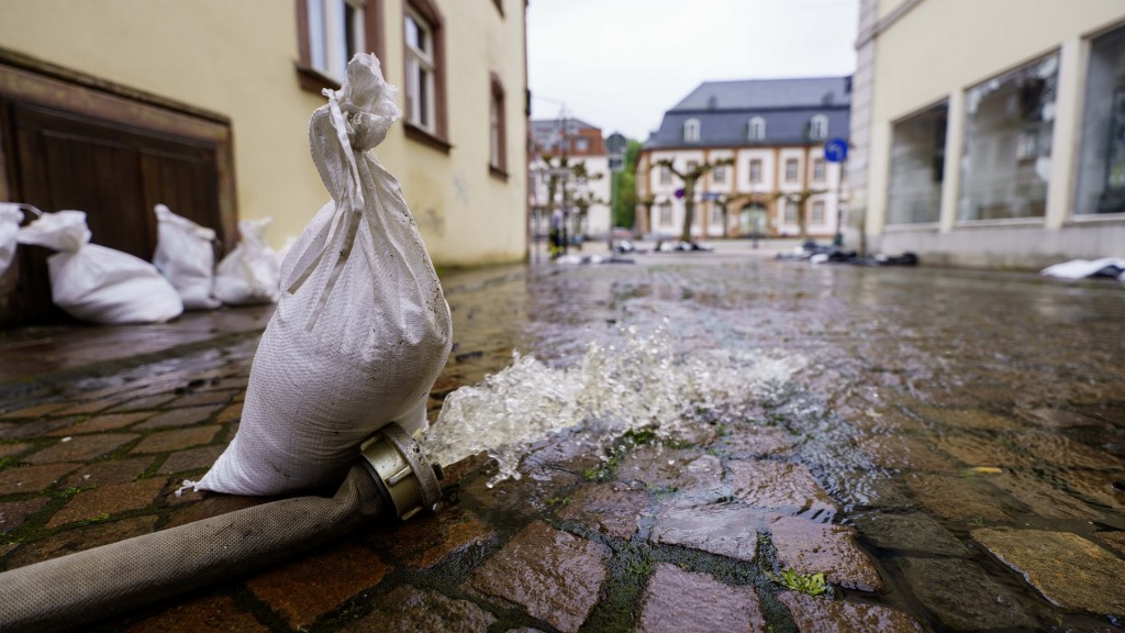 In der Altstadt von Blieskastel wird Wasser aus den überfluteten Kellern abgepumpt.