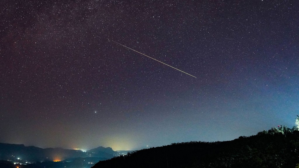 Ein Meteorit der Perseiden ist als Sternschnuppe am Nachthimmel zu sehen