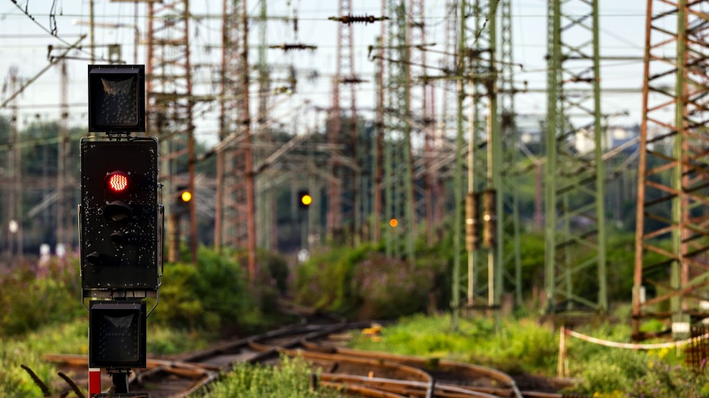 Eine Ampel zeigt rot zwischen leeren Bahngleisen