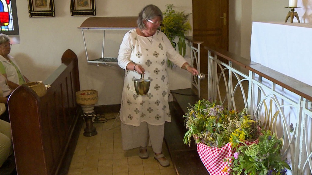 Foto: Frau in einer Kirche 