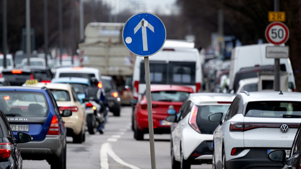 Zahlreiche Autos auf einer Hauptstsraße