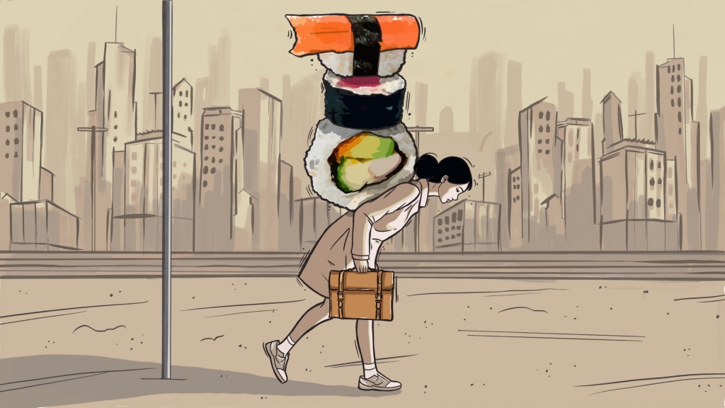 Das Bild zeigt die Illustration einer jungen Frau, die erschöpft eine Aktentasche trägt. Auf ihrem Rücken trägt sie einen riesigen Stapel Sushi unter dessen Last sich ihr Körper beugt. Im Hintergrund sieht man eine Großstadt.