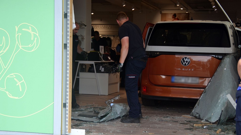 Ein Kleinbus steht in einem Bekleidungsgeschäft, nachdem er beim Parkvorgang versehentlich durch die Schaufensterscheibe gebrochen ist