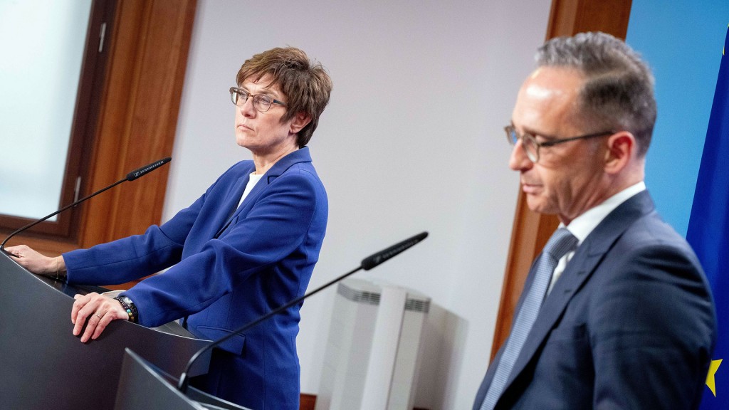 Die damalige Bundesministerin der Verteidigung Annegret Kramp-Karrenbauer (CDU) und Außenminister Heiko Maas (SPD) geben eine Pressekonferenz zu den Evakuierungsmaßnahmen am Flughafen der afghanischen Hauptstadt Kabul im Auswärtigen Amt am 17.08.2021