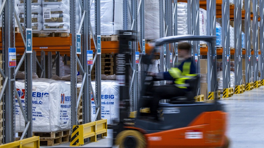 Gabelstapler transportieren im Hochregallager eines Logistikunternehmens Paletten.